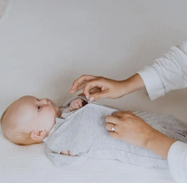 NEWBORN SNUG SWADDLE 0-3 MONTHS